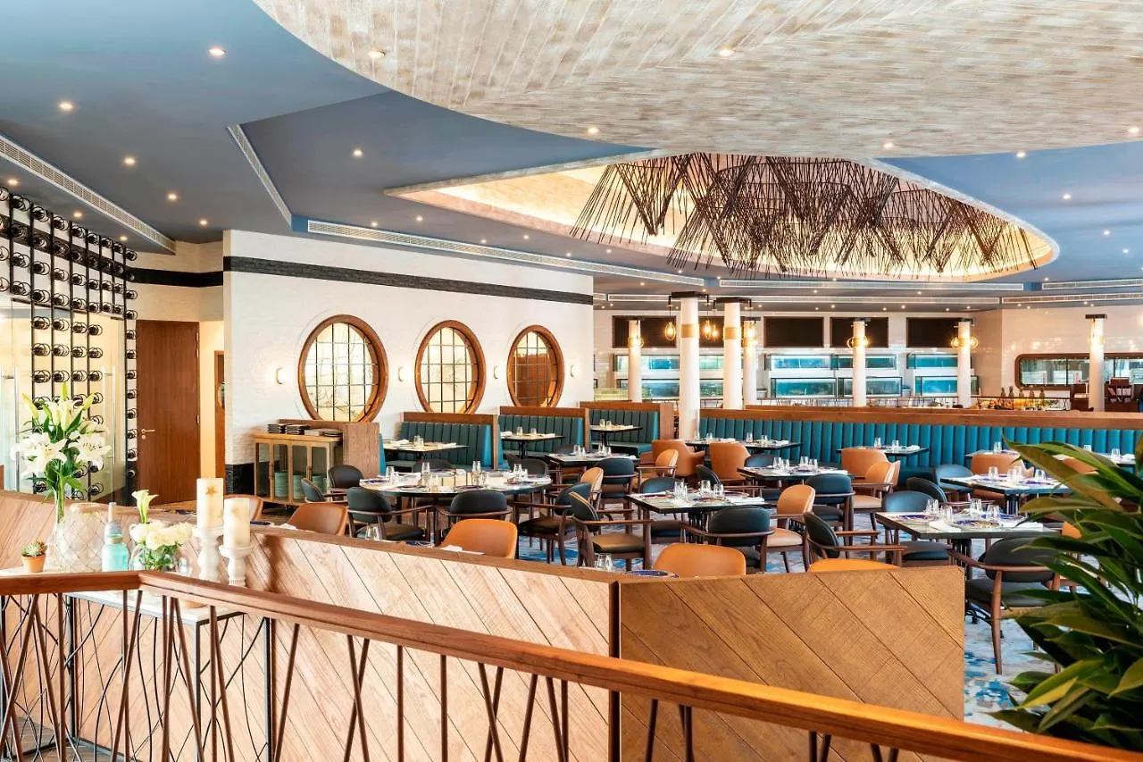 Le Meridien Dubai Hotel & Conference Centre 5*,