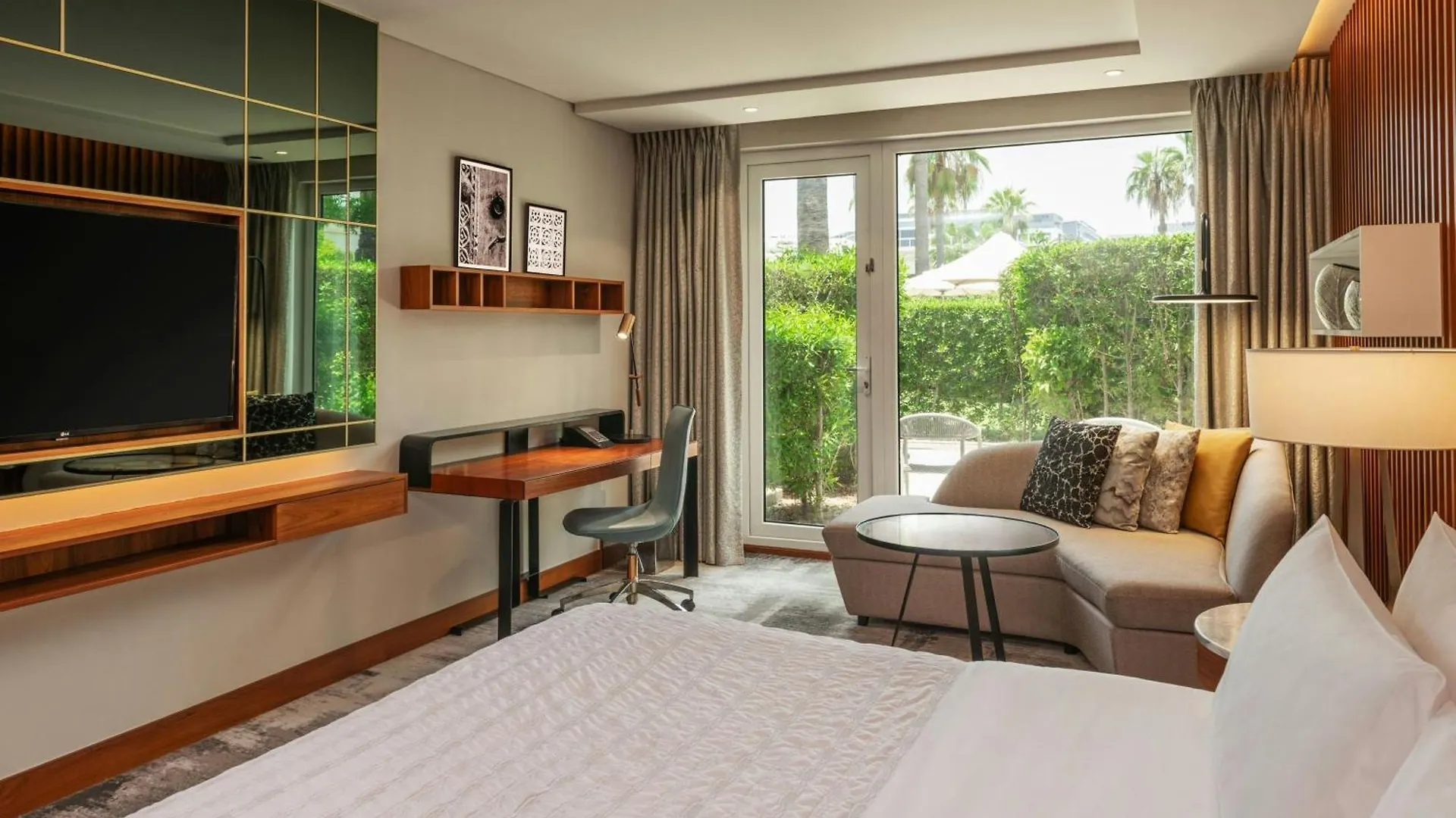 Le Meridien Dubai Hotel & Conference Centre 5*,