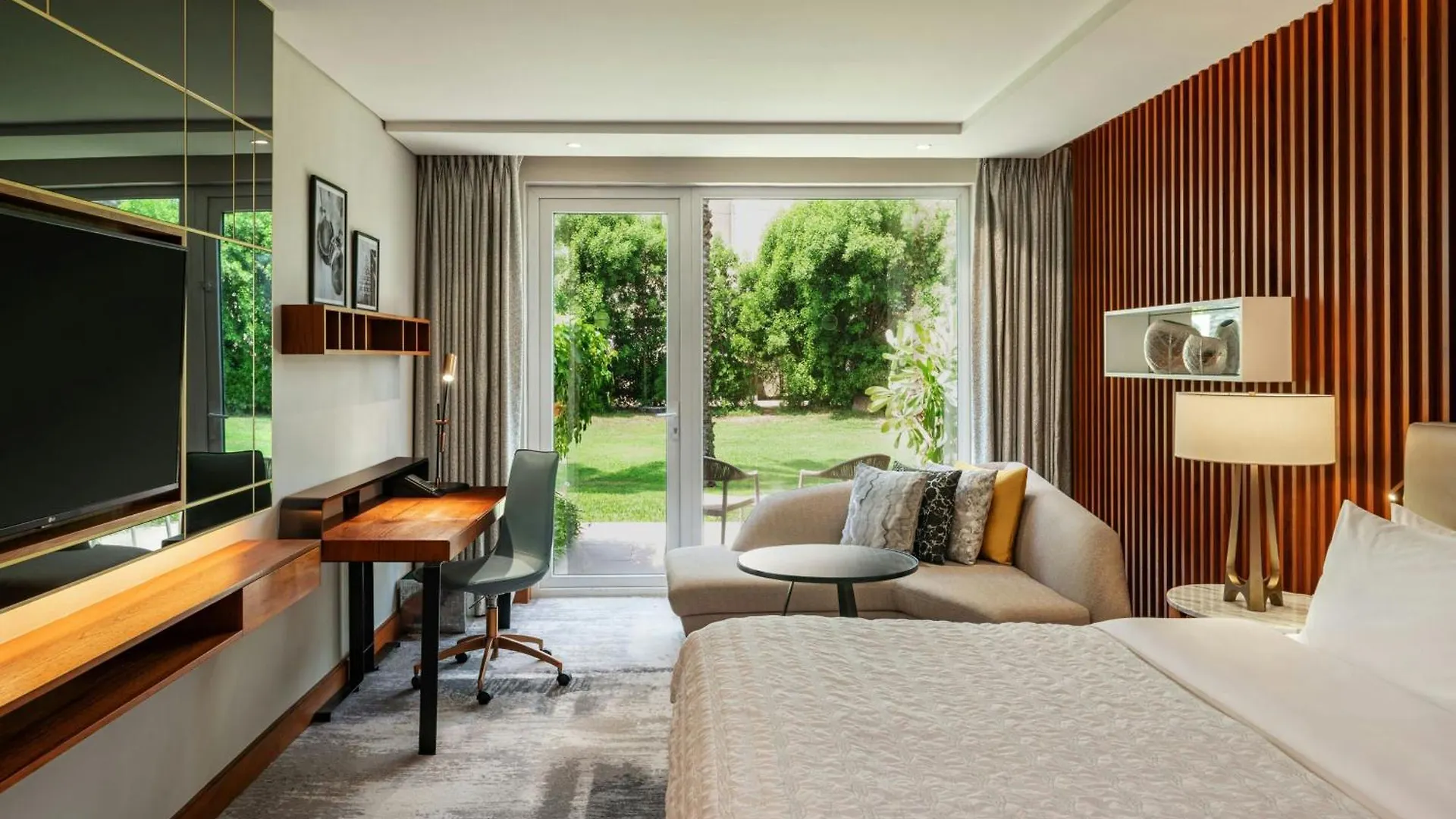 Le Meridien Dubai Hotel & Conference Centre 5*,